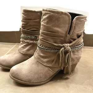 Stylish Western Boho Ankle Boots with Fringe and Beads Accents Size 8M Like New*